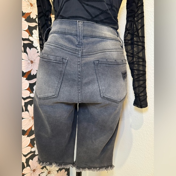 No Boundaries Cut-Off Shorts Women’s 7 Black Denim Distressed High-Rise - Picture 7 of 8